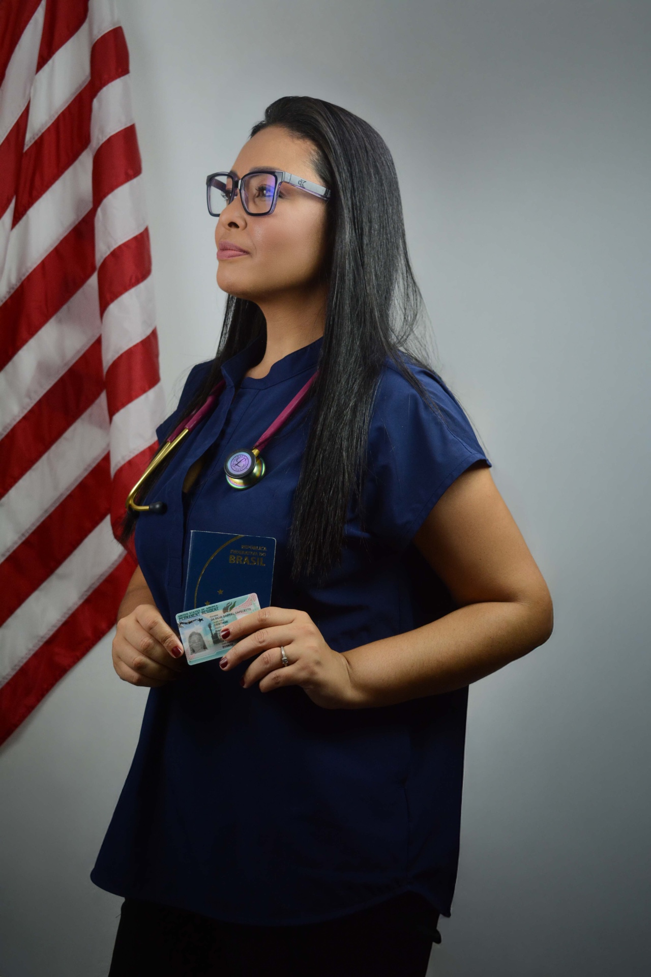 Cristiane com documentos de imigração
