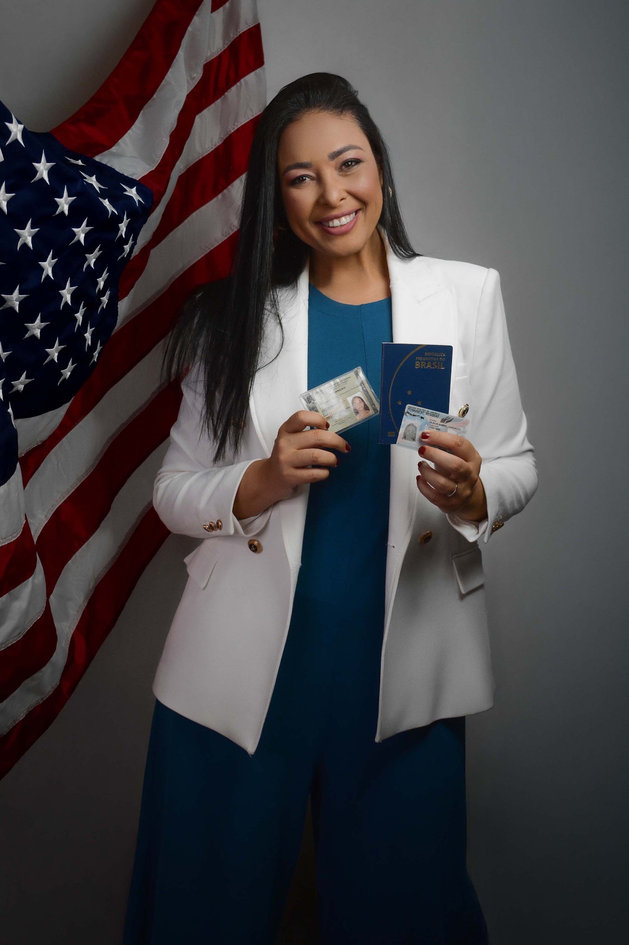 Cristiane com passaporte brasileiro e green card